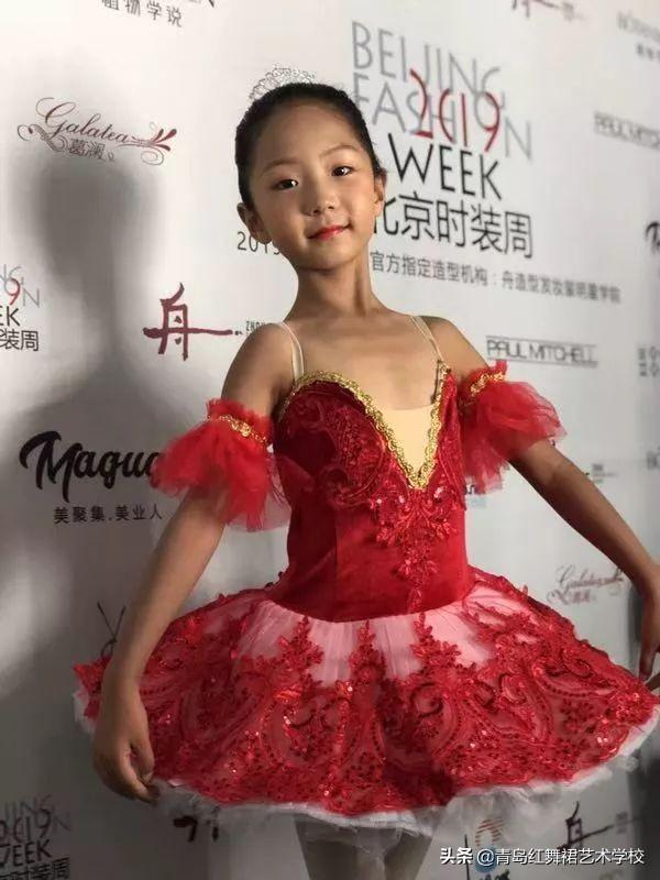 少年美，则中国强——红舞裙亮相2019北京时装周 ...