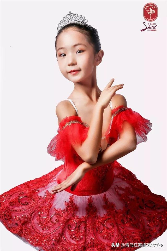 红舞裙新年演出儿童芭蕾舞剧《胡桃夹子——梦幻王国》之女主角篇