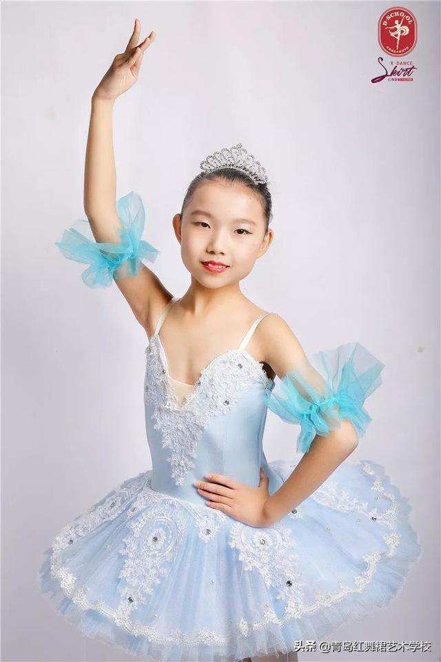 红舞裙新年演出儿童芭蕾舞剧《胡桃夹子——梦幻王国》之女主角篇